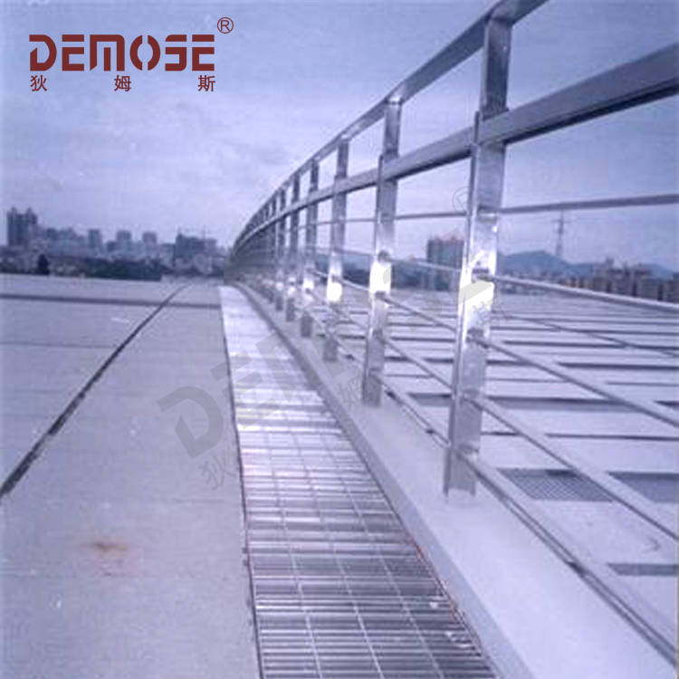 馬路上常見的不銹鋼護(hù)欄