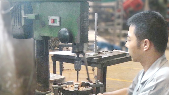 不銹鋼樓梯護欄生產(chǎn)鉆孔、攻牙