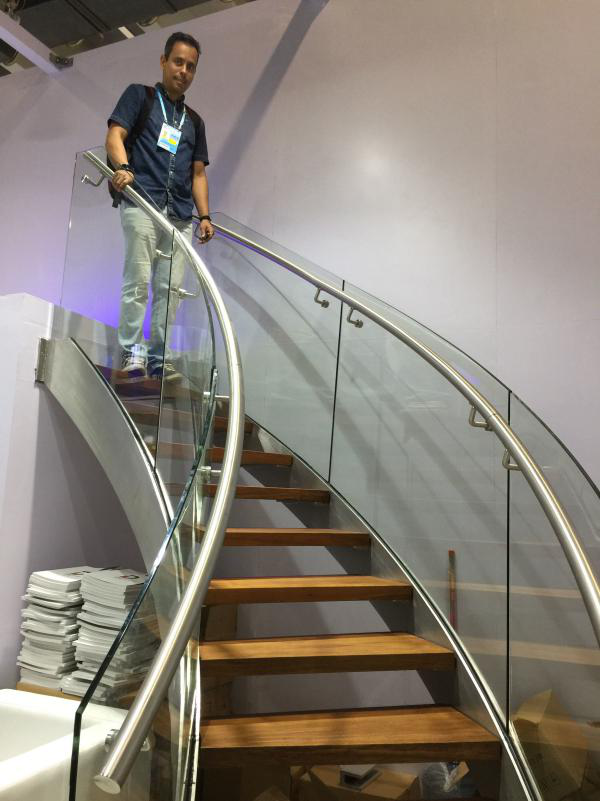 外商被狄姆斯的產(chǎn)品吸引，紛紛爭相與之合影