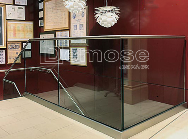 品質過硬：玻璃欄桿鋁合金地槽的持久性與耐用性