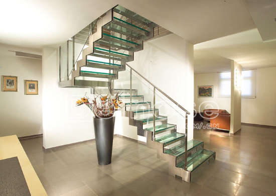 如何通過(guò)不銹鋼樓梯扶手增加家居的美觀(guān)度?