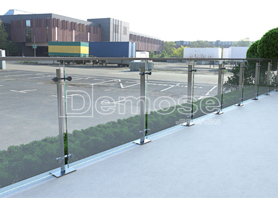 不銹鋼玻璃欄桿與其他材質(zhì)護(hù)欄的對(duì)比分析