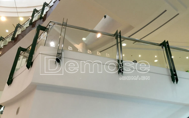 不銹鋼玻璃欄桿圖片