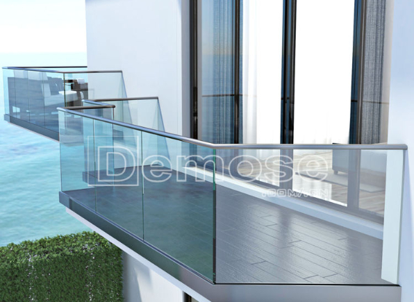 陽臺(tái)玻璃護(hù)欄好還是不銹鋼好？