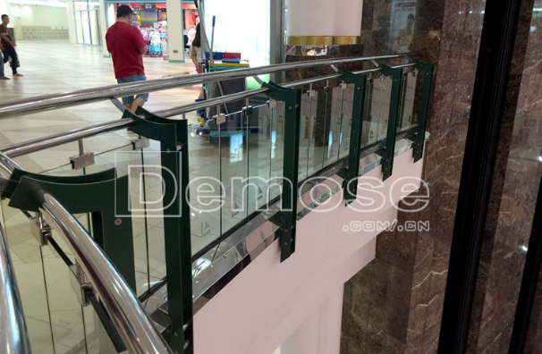 商場玻璃欄桿與樓梯設(shè)計(jì)的結(jié)合