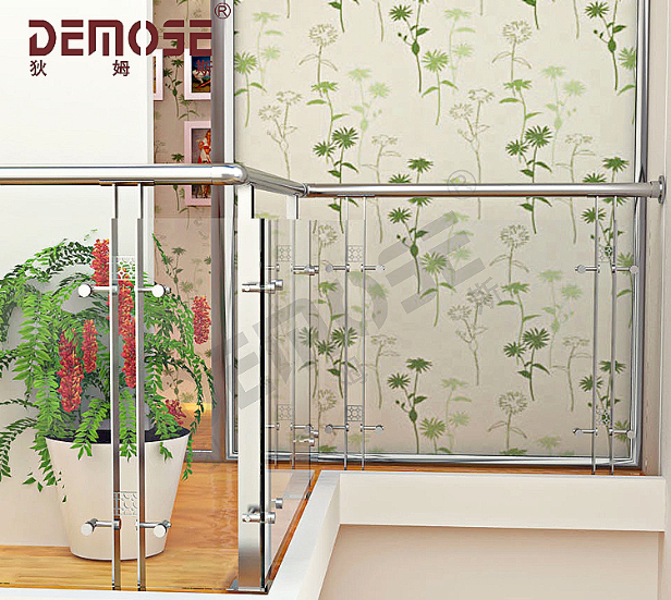 領略現代風格陽臺玻璃欄桿的精致之美