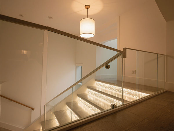 帶玻璃面板的樓梯:現(xiàn)代空間的通透美學與安全設計