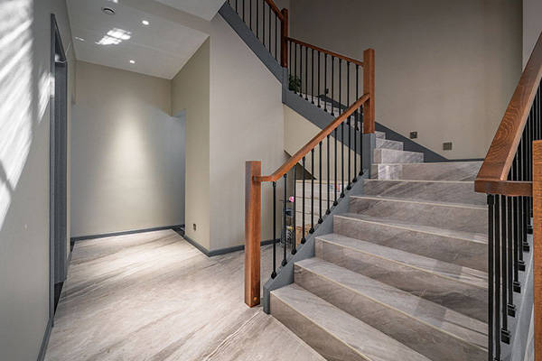 建筑欄桿安全規范全解:高度標準與人性化設計的精準平衡