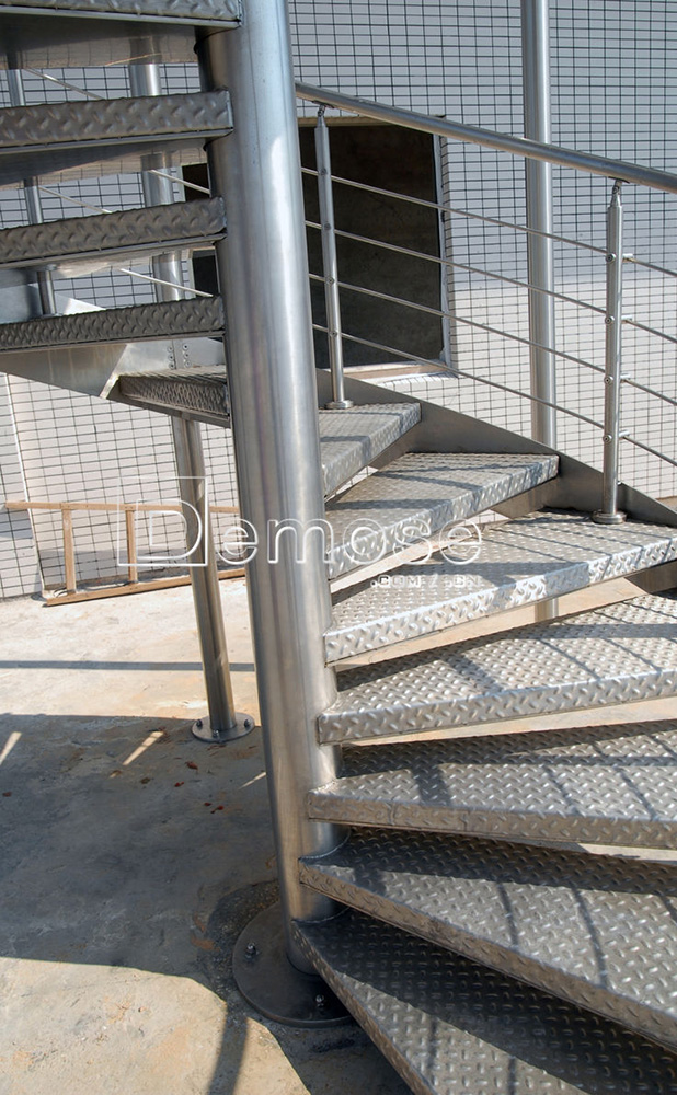 螺旋樓梯設計指南:尺寸計算與安全美學平衡